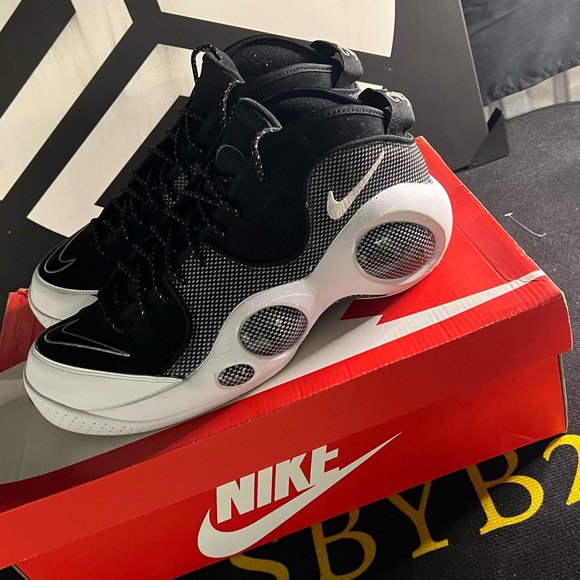 Nike Black and White Athletic Shoes - Picture 4 of 6